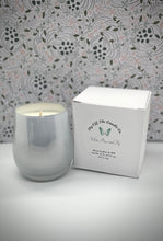 Load image into Gallery viewer, White Pear and Fig 10 Oz Luxury Candle
